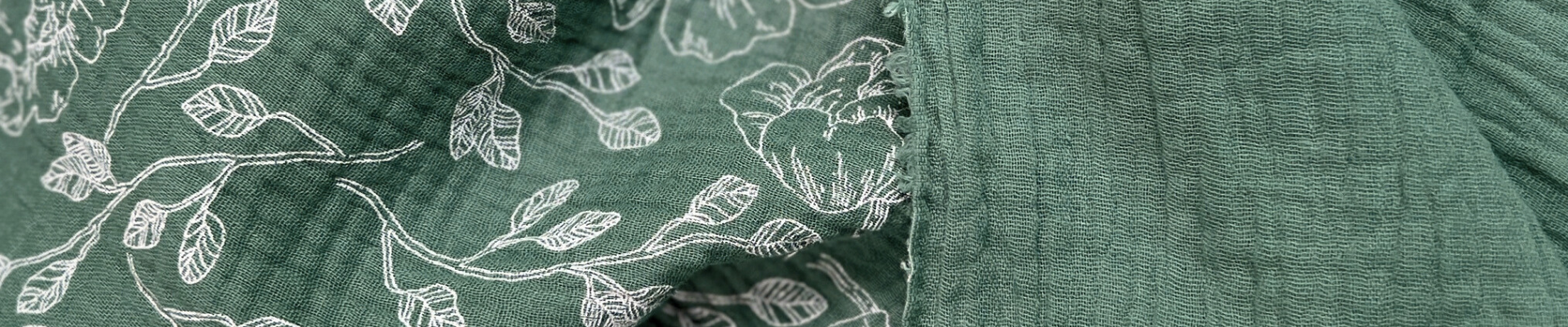 Zarter Musselin mit botanischen Prints